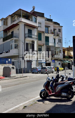 Edificio di appartamenti in Italia a Napoli con balconi Foto Stock