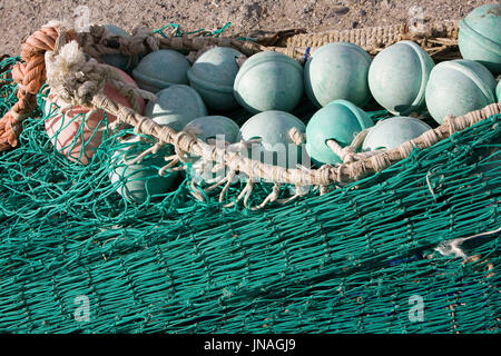 Rete da pesca a un vecchio porto di Cadice, Andalusia, Spagna Foto Stock