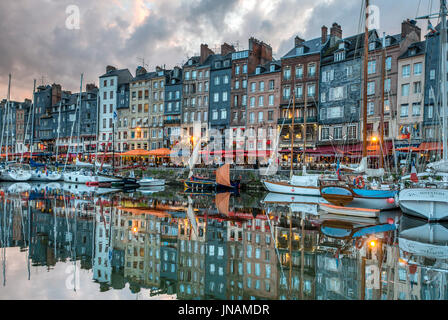 Crepuscolo immagine fotografica del Porto di Honfleur in Francia, parte della Normandia. L'immagine orizzontale con riflessione distinti immobili. Foto Stock