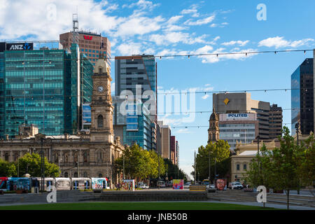 Adelaide skyline della città visto da Victoria Square. Il South Australia. Foto Stock