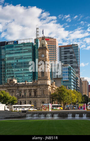 Adelaide skyline della città visto da Victoria Square. Il South Australia. Foto Stock