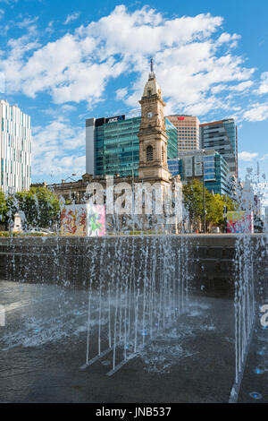 Adelaide skyline della città visto da Victoria Square. Il South Australia. Foto Stock