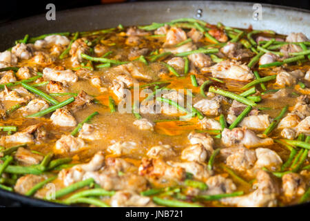 Fagioli e pollo al curry tailandese in una grande padella al mercato di Chatuchak, Bangkok, Thailandia Foto Stock