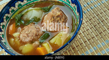 Ciorba de perisoare - rumeno zuppa con polpette di carne Foto Stock