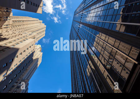 Vista della città di new york ad alta sorge da angolo inferiore, new york, Stati Uniti d'America Foto Stock