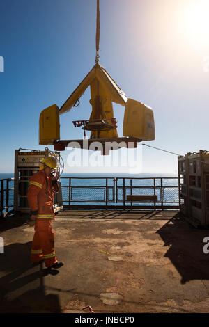 Fire team sul petrolio del Mare del Nord rig gas, Pratica settimanale risposta di emergenza esercitazioni. Utilizzando la rana. Credito: lee ramsden / alamy Foto Stock