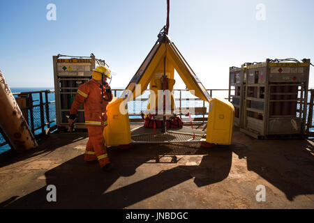 Fire team sul petrolio del Mare del Nord rig gas, Pratica settimanale risposta di emergenza esercitazioni. Credito: lee ramsden / alamy Foto Stock