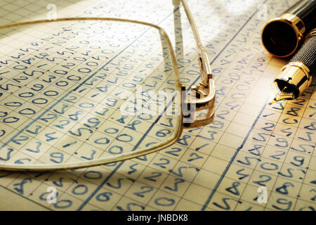 Audit trail. Bicchieri, penna e registro di contabilità. Messa a fuoco selettiva. Foto Stock