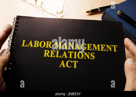 Gestione del lavoro relazioni agiscono su un tavolo per ufficio. Foto Stock