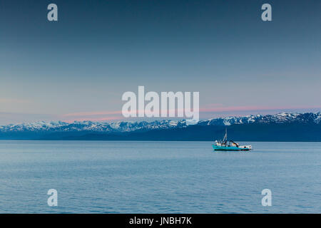 Nave di fronte montagne, Kenai Mountains, Kachemak Bay, Penisola di Kenai, Omero, Homer Spit, Alaska, STATI UNITI D'AMERICA Foto Stock