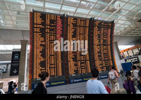 Schermi con orari di volo all'aeroporto Charles de Gaulle di Parigi Foto Stock