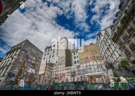 Una vista di vecchi edifici nel quartiere di Montmartre in Parigi Foto Stock