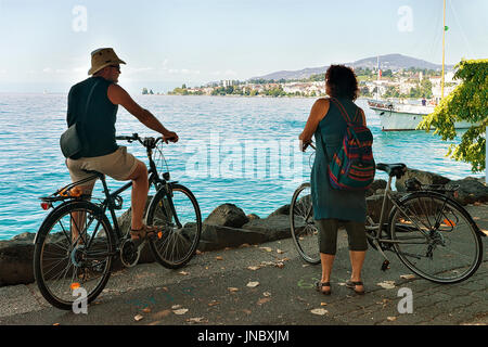 Montreux, Svizzera - 27 agosto 2016: giovane in sella ad una bicicletta presso la diga del Lago di Ginevra a Montreux Riviera Svizzera Foto Stock