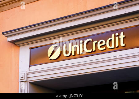 Roma, Italia - 21 Ottobre 2016: piastra presso la filiale locale della banca italiana denominata UniCredit. Foto Stock