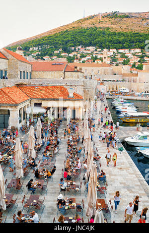 Dubrovnik Croazia - Agosto 19, 2016: persone presso il cafe nel porto vecchio di Dubrovnik, della Croazia. Foto Stock