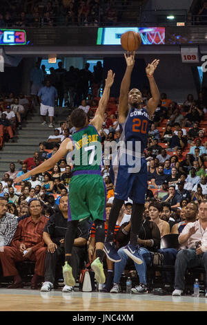 La compagnia di Andre Owens n° 20 3 salta in alto prende le riprese dalla linea a 3 punti come Mahmoud Abdul-Rauf n° 7 3 Headed Monsters tenta di bloccare il suo tiro durante il torneo 3-on-3 della serie 3 Big3 della settimana 5 del torneo 3-on-3 UIC Pavilion luglio 23,2017 Chicago, Illinois. Foto Stock