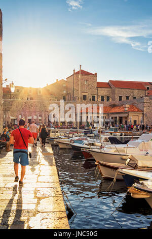 Dubrovnik Croazia - Agosto 18, 2016: persone al porto vecchio di Dubrovnik, Croazia, al tramonto Foto Stock