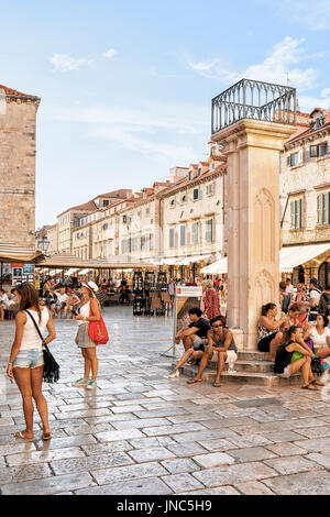 Dubrovnik Croazia - Agosto 18, 2016: Stradun Street e Orlando colonna con i turisti in Dubrovnik, Croazia Foto Stock