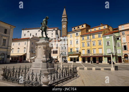 Tartini statua monumento in Piazza Tartini Piran Slovenia con San Giorgio parrocchia della chiesa cattolica romana e un orologio del campanile con cielo blu Foto Stock