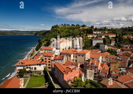 Antenna di pirano Slovenia sul golfo di Trieste mare Adriatico con San Francesco di Assisi la chiesa il campanile e le antiche mura della città sulla collina Foto Stock