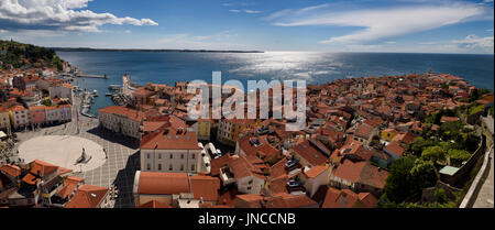 Panoramica aerea di pirano Slovenia sul mare Adriatico con marina e Tartini Square a Punta Faro e Chiesa di San Clemente la Madonna della Salute Foto Stock