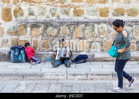 Ragazzi a mendicare per le strade di Oaxaca, Messico Foto Stock