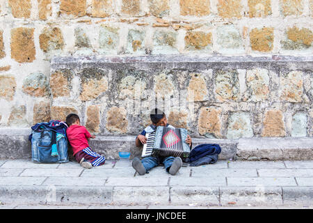 Ragazzi a mendicare per le strade di Oaxaca, Messico Foto Stock