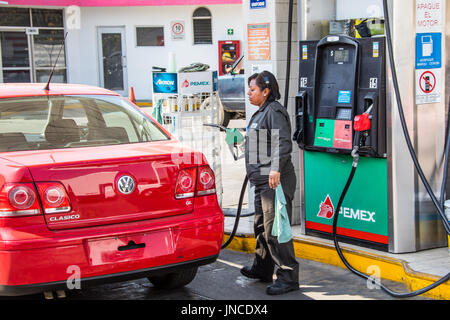 Pemex gas station in Oaxaca, Messico Foto Stock