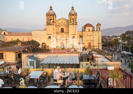 Il ristorante sul tetto nella parte anteriore del Templo de Santo Domingo, Oaxaca, Messico Foto Stock