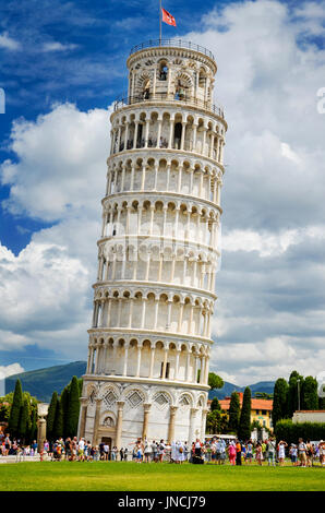 I turisti in Piazza dei Miracoli visitando la Torre Pendente di Pisa, Italia Foto Stock