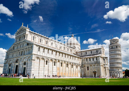 I turisti in Piazza dei Miracoli visitando la Torre Pendente di Pisa, Italia Foto Stock