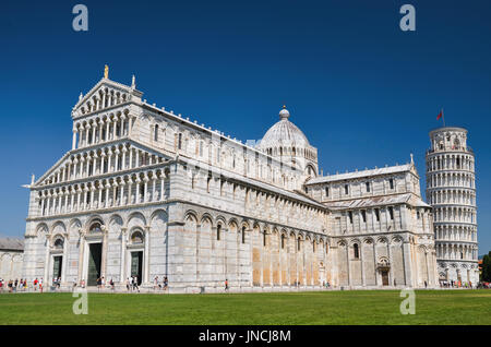 I turisti in Piazza dei Miracoli visitando la Torre Pendente di Pisa, Italia Foto Stock
