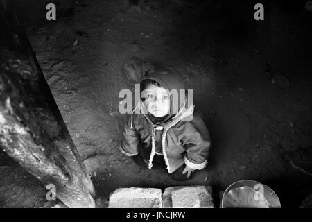 Palestinesi tribù beduina ad est di Gerusalemme, circa del dicembre 2013. Essi sostengono uno stile di vita nomade. Allevamento Caprino è la principale fonte di reddito per la c Foto Stock