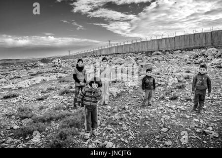 Palestinesi tribù beduina ad est di Gerusalemme, circa del dicembre 2013. Essi sostengono uno stile di vita nomade. Allevamento Caprino è la principale fonte di reddito per la c Foto Stock