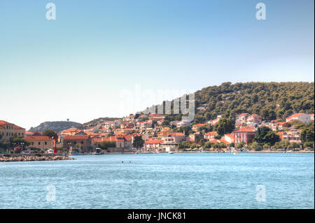 Vista sul villaggio di Tisno sull'isola di Murter in Croazia Foto Stock