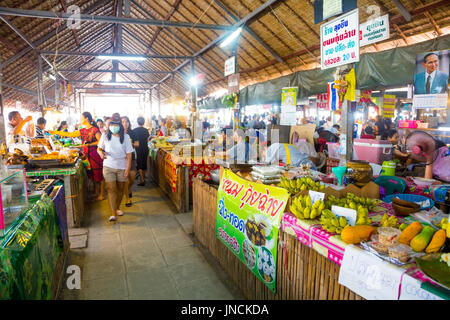 Khlong Lat Mayům mercato galleggiante, Bangkok in Thailandia Foto Stock