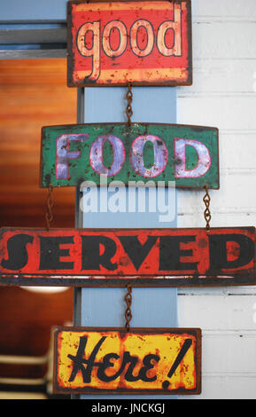 Vintage Mercato delle Pulci vecchio segno - buon cibo servito qui Foto Stock