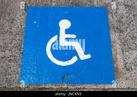 Disabili Parcheggio blu segno dipinto su asfalto scuro in Canada Foto Stock