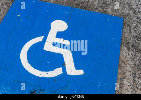 Disabili Parcheggio blu segno dipinto su asfalto scuro in Canada Foto Stock