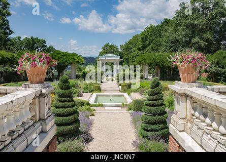 ANNANDALE sullo Hudson, NY USA - Luglio: 3,2017 Blythewood Manor giardino italiano, il Bard College campus nella Hudson Valley. Foto Stock