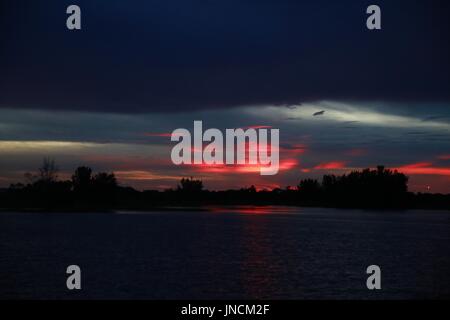 Acque tranquille Parco Lago Tramonto dopo la pioggia Foto Stock