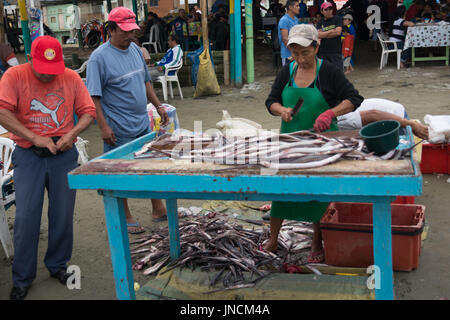 La pesca in spiaggia mercato, Puerto Lopez, Ecuador Foto Stock