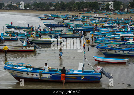 La pesca in spiaggia mercato, Puerto Lopez, Ecuador Foto Stock