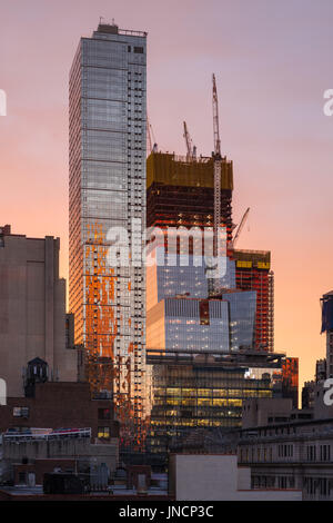 L'Hudson Yards sito in costruzione (2017) e Eugene grattacieli al tramonto. Midtown Manhattan, New York City Foto Stock