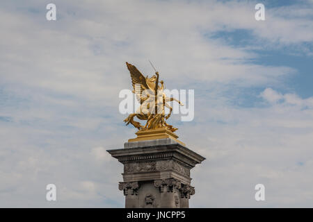 'Fame', dorate-statue in bronzo di fame oltre il Pont Alexandre III ponte ponte di arco, la socles sono coronate da fame Pegasus di ritegno. Il Pont Ale Foto Stock