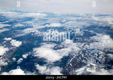 Rotture di cumulus cloud visto da sopra guardando verso il basso sulle montagne, Norvegia occidentale Foto Stock
