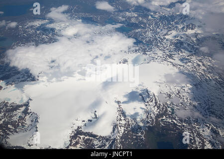 Rotture di cumulus cloud visto da sopra guardando giù su montagne coperte di neve, Norvegia occidentale Foto Stock