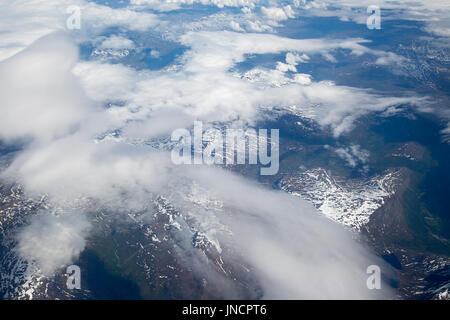 Rotture di cumulus cloud visto da sopra guardando verso il basso sulle montagne, Norvegia occidentale Foto Stock