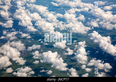Rotture di cumulus cloud visto da sopra guardando verso il basso Foto Stock