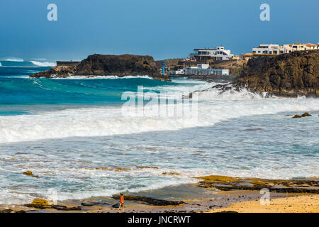 El Cotillo, Fuerteventura, Spagna, 03 Aprile 2017: persone sconosciute su una spiaggia di El Cotillo villaggio in isola di Fuerteventura, Spagna Foto Stock